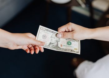 picture of exchanging money